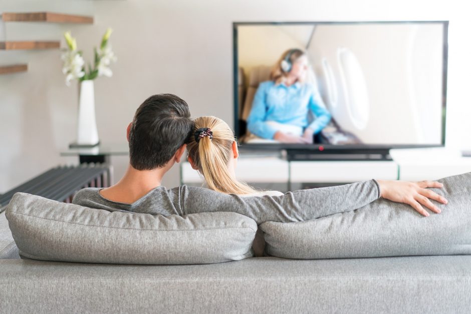 Read more about the article Qual a melhor distância entre sofá e TV? Veja como fazer o cálculo